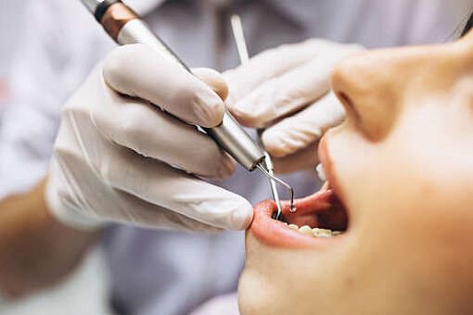 Британец самостоятельно удалил себе 11 зубов, потому что не смог попасть к стоматологу