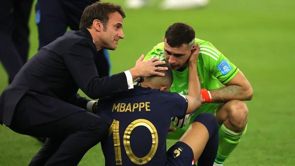 Макрон поблагодарил сборную Франции за игру на ЧМ по футболу в Катаре