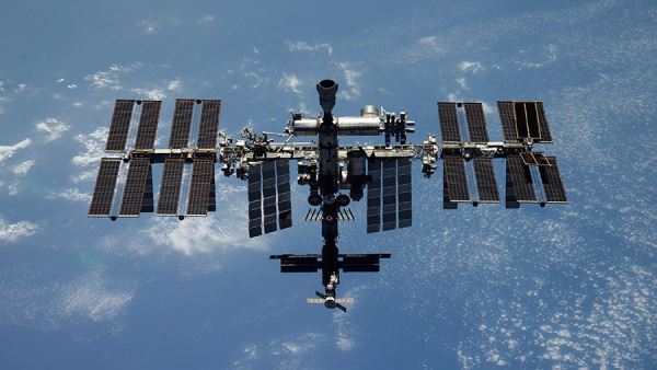 Орбиту МКС скорректируют из-за угрозы столкновения с космическим мусором<br />
