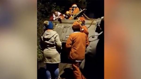 В Великобритании пьяные Санта-Клаусы на танке заблокировали въезд в деревню