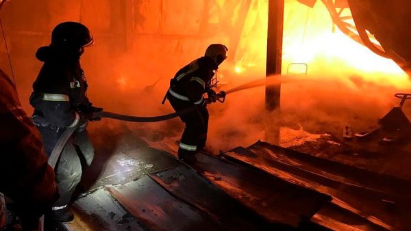 Во Владивостоке потушили крупный пожар на площади 2 тыс. кв. м