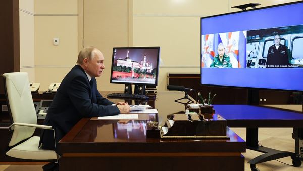 Путин заявил о планах РФ и дальше развивать боевой потенциал ВС<br />
