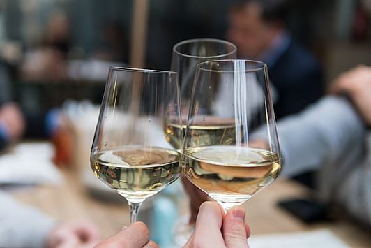 Диетолог Залетова назвала безопасной дозу в два бокала вина