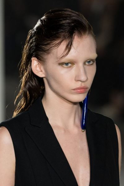 Главные тренды макияжа 2023 года: черные губы, металлические тени и, внимание, пирсинг