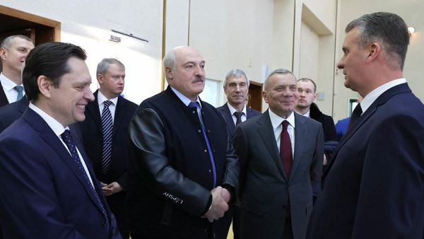 Лукашенко привез главе «Роскосмоса» в подарок хлеб и сало<br />
