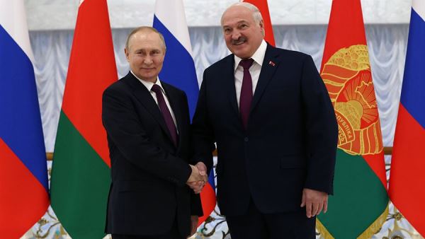 В Минске завершились переговоры Путина и Лукашенко в расширенном составе<br />
