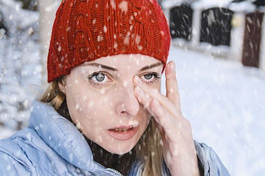 Слезятся глаза на холоде: 5 причин, почему так происходит и что делать