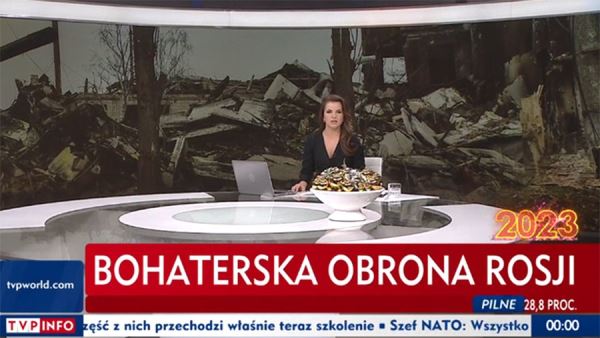 В бегущей строке польского телеканала появилась надпись «Героическая оборона России»<br />
